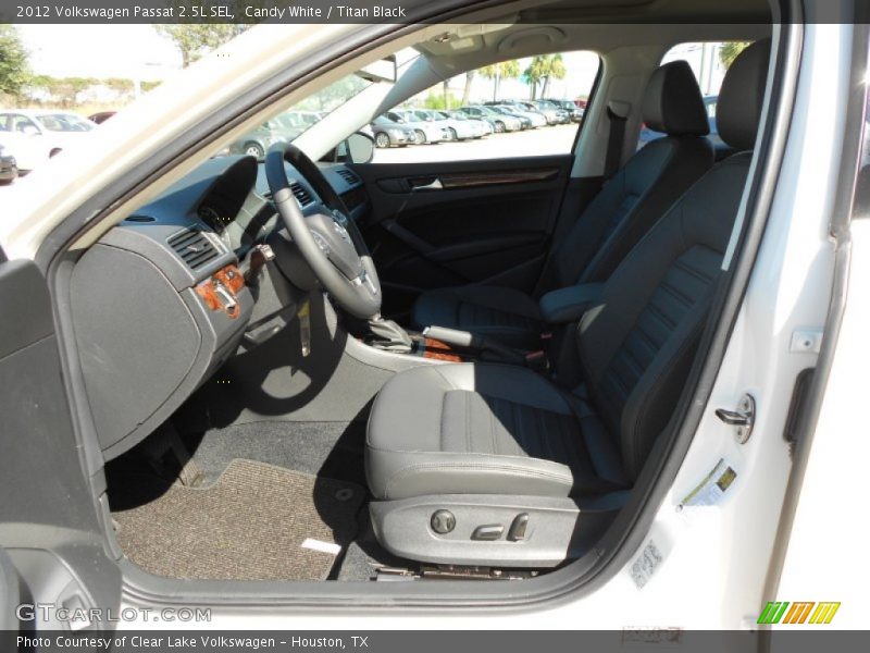 Candy White / Titan Black 2012 Volkswagen Passat 2.5L SEL