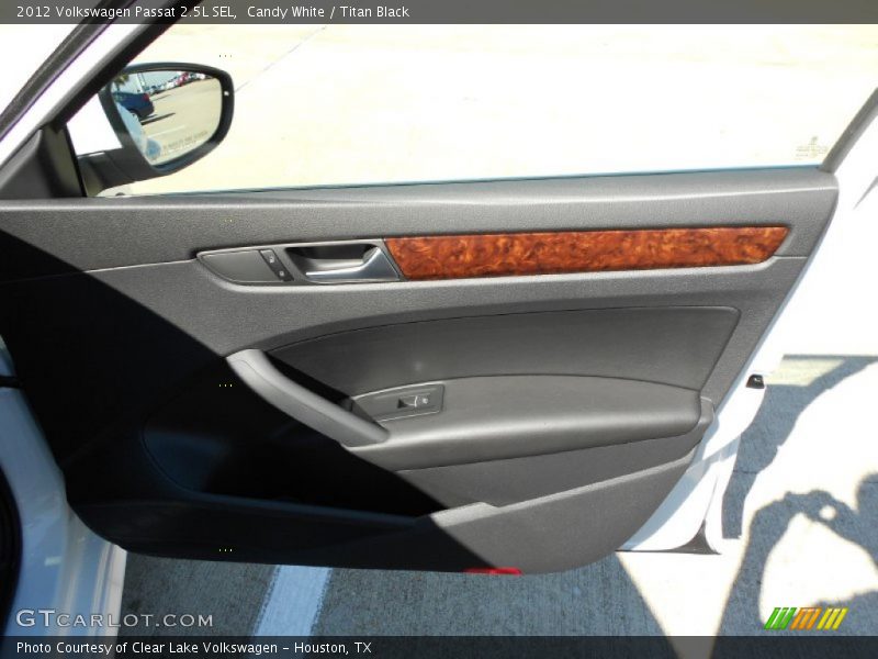 Candy White / Titan Black 2012 Volkswagen Passat 2.5L SEL