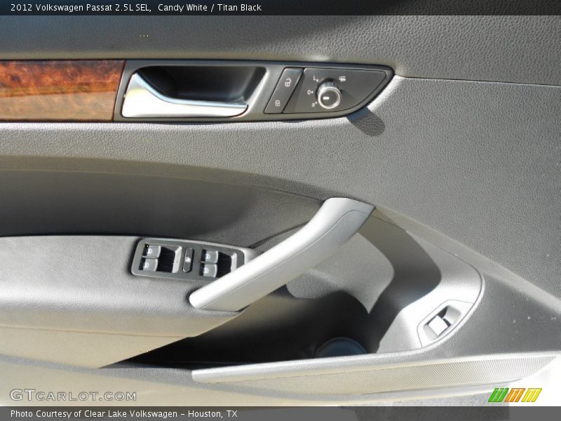 Candy White / Titan Black 2012 Volkswagen Passat 2.5L SEL
