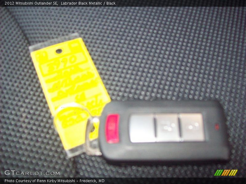 Labrador Black Metallic / Black 2012 Mitsubishi Outlander SE