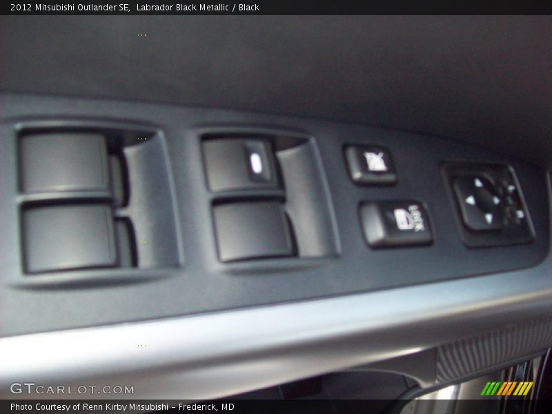 Labrador Black Metallic / Black 2012 Mitsubishi Outlander SE