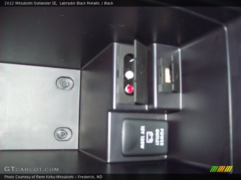 Labrador Black Metallic / Black 2012 Mitsubishi Outlander SE