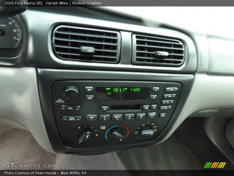 Vibrant White / Medium Graphite 2000 Ford Taurus SES
