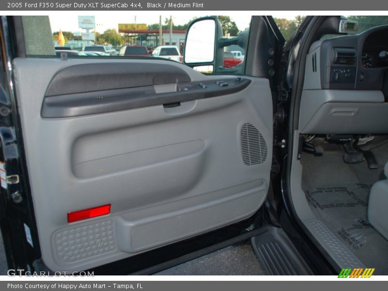 Door Panel of 2005 F350 Super Duty XLT SuperCab 4x4