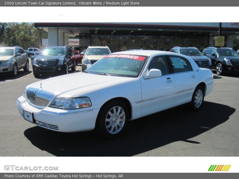 Vibrant White / Medium Light Stone 2009 Lincoln Town Car Signature Limited