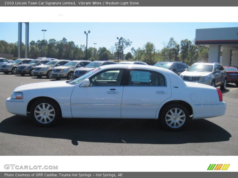 Vibrant White / Medium Light Stone 2009 Lincoln Town Car Signature Limited