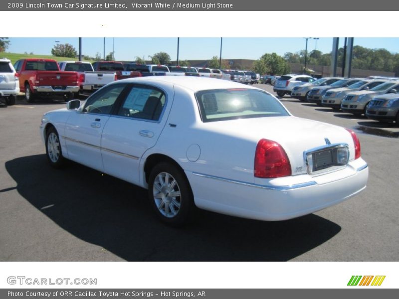 Vibrant White / Medium Light Stone 2009 Lincoln Town Car Signature Limited