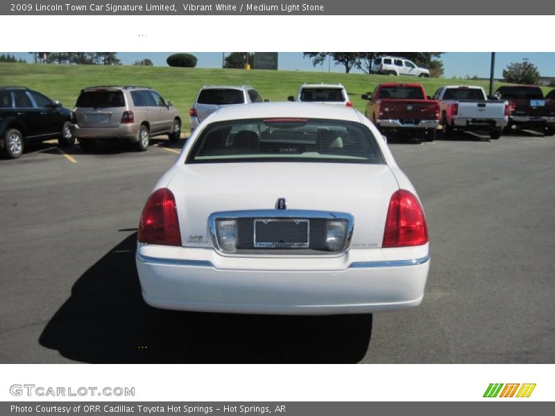 Vibrant White / Medium Light Stone 2009 Lincoln Town Car Signature Limited