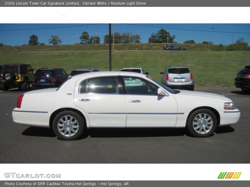 Vibrant White / Medium Light Stone 2009 Lincoln Town Car Signature Limited