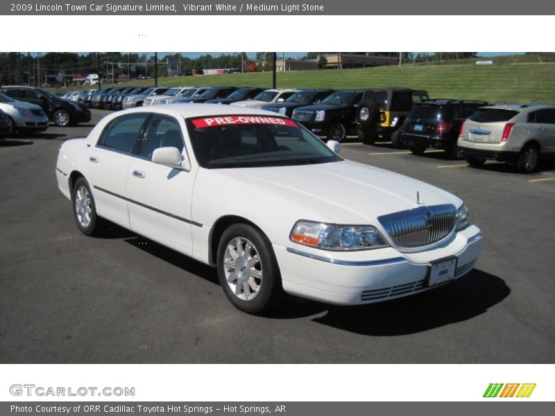 Vibrant White / Medium Light Stone 2009 Lincoln Town Car Signature Limited