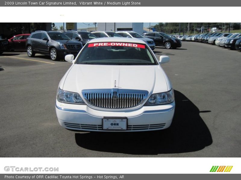 Vibrant White / Medium Light Stone 2009 Lincoln Town Car Signature Limited