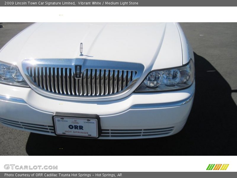 Vibrant White / Medium Light Stone 2009 Lincoln Town Car Signature Limited