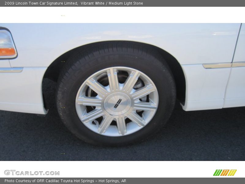 Vibrant White / Medium Light Stone 2009 Lincoln Town Car Signature Limited