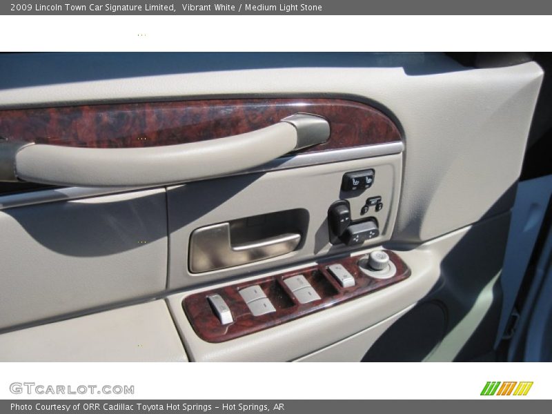 Vibrant White / Medium Light Stone 2009 Lincoln Town Car Signature Limited