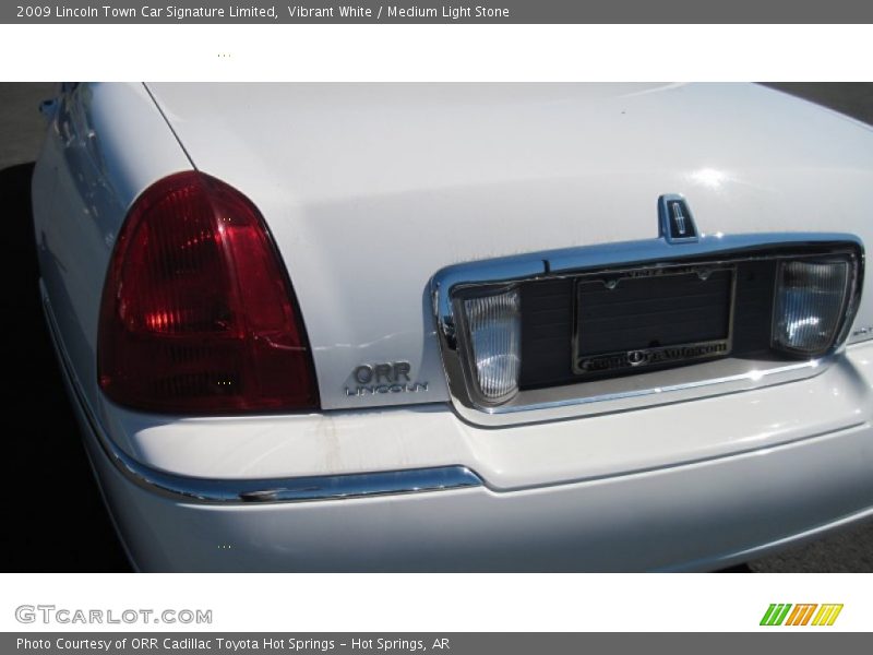 Vibrant White / Medium Light Stone 2009 Lincoln Town Car Signature Limited