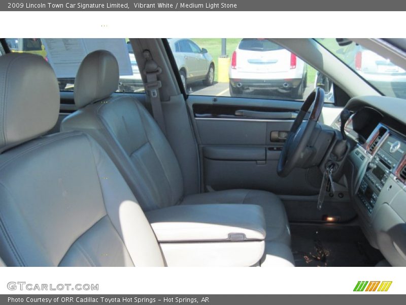 Vibrant White / Medium Light Stone 2009 Lincoln Town Car Signature Limited