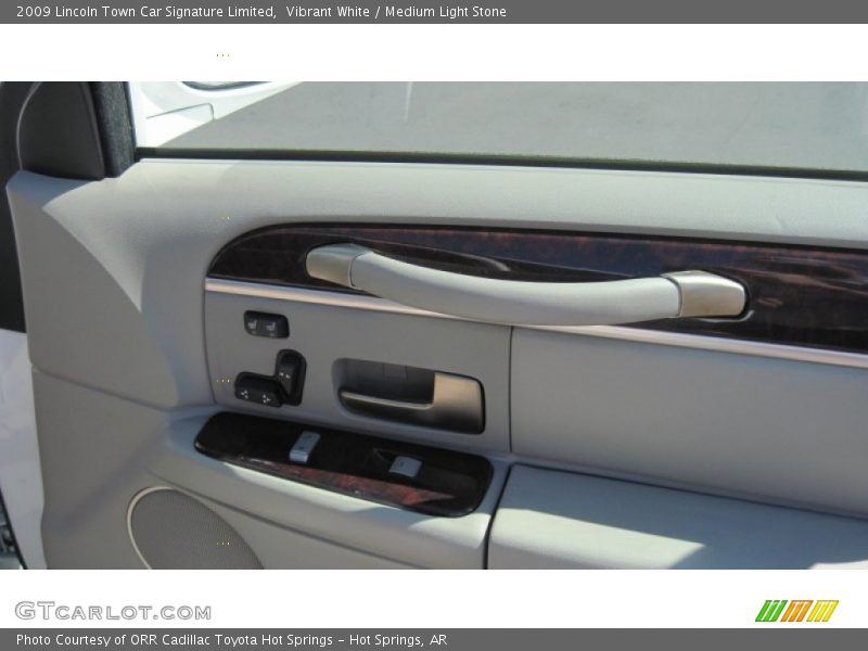 Vibrant White / Medium Light Stone 2009 Lincoln Town Car Signature Limited