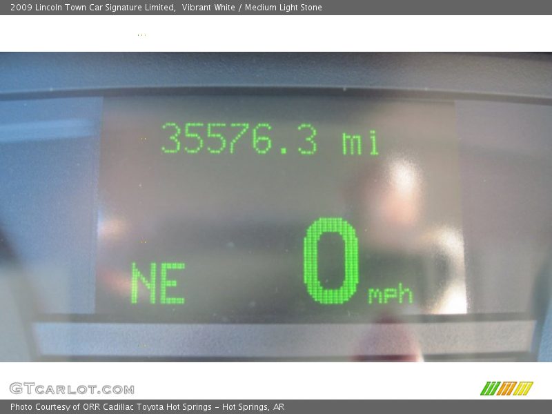 Vibrant White / Medium Light Stone 2009 Lincoln Town Car Signature Limited