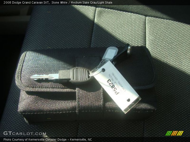 Stone White / Medium Slate Gray/Light Shale 2008 Dodge Grand Caravan SXT