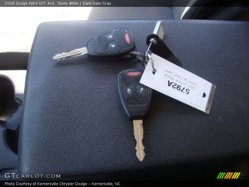 Stone White / Dark Slate Gray 2008 Dodge Nitro SXT 4x4