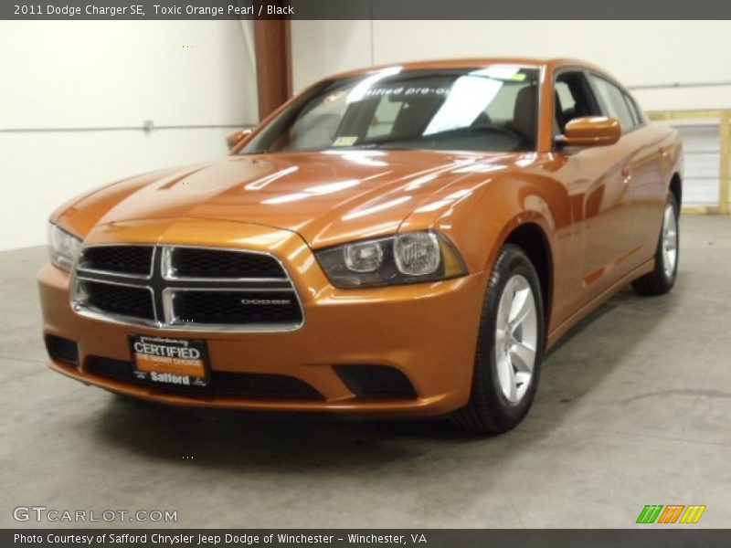 Toxic Orange Pearl / Black 2011 Dodge Charger SE