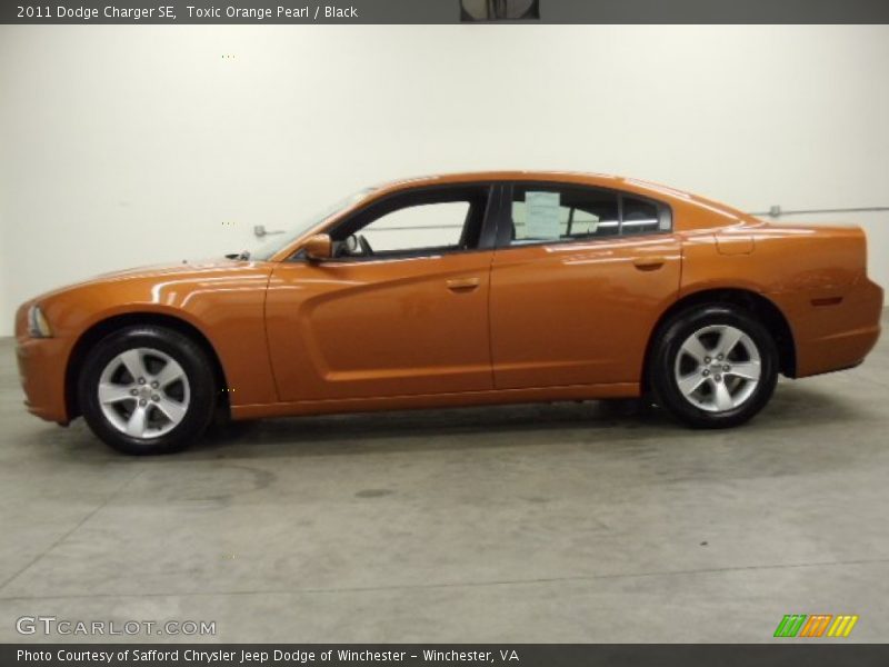 Toxic Orange Pearl / Black 2011 Dodge Charger SE