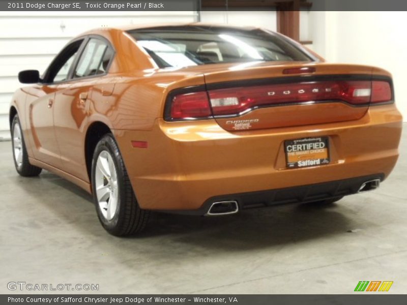 Toxic Orange Pearl / Black 2011 Dodge Charger SE