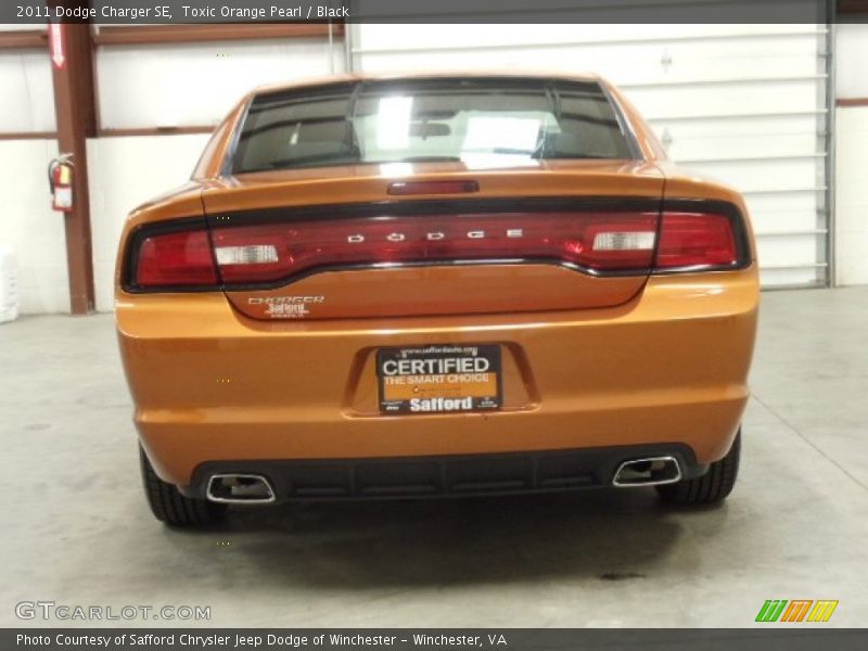 Toxic Orange Pearl / Black 2011 Dodge Charger SE