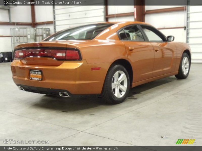Toxic Orange Pearl / Black 2011 Dodge Charger SE