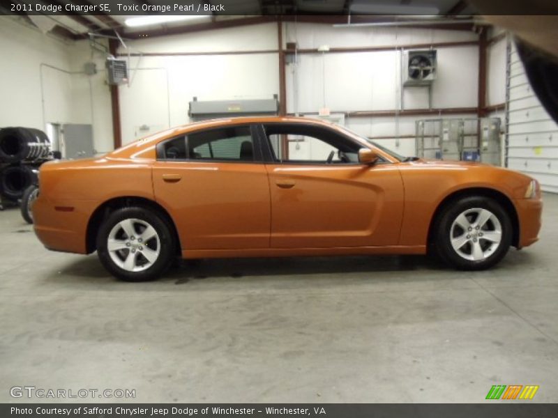 Toxic Orange Pearl / Black 2011 Dodge Charger SE