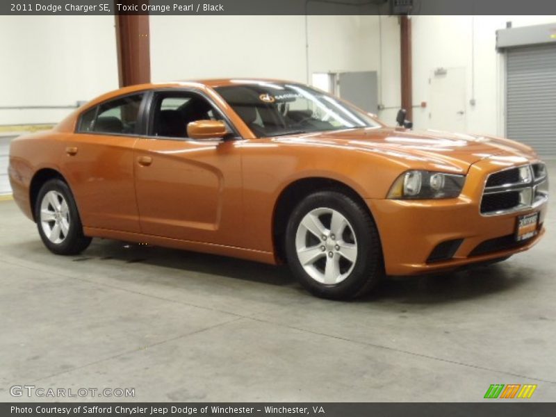 Toxic Orange Pearl / Black 2011 Dodge Charger SE