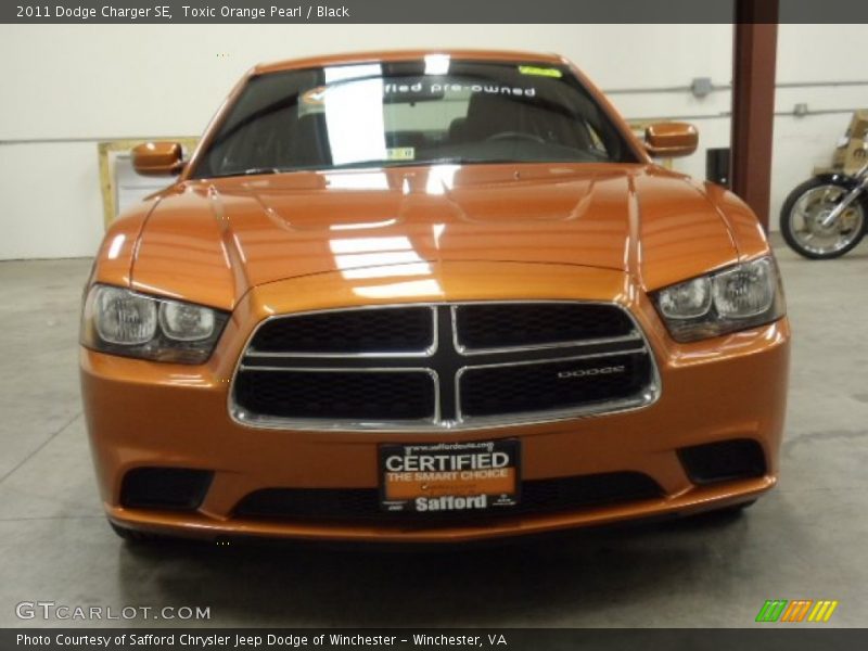 Toxic Orange Pearl / Black 2011 Dodge Charger SE