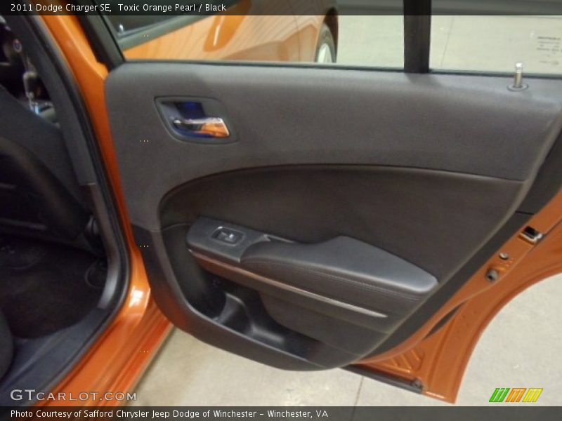 Toxic Orange Pearl / Black 2011 Dodge Charger SE