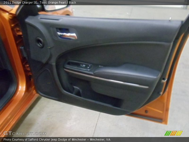 Toxic Orange Pearl / Black 2011 Dodge Charger SE