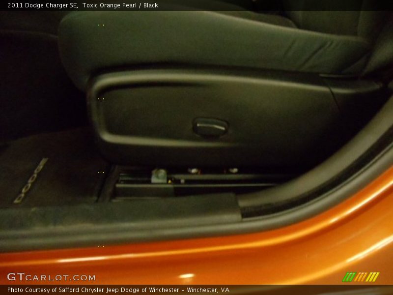 Toxic Orange Pearl / Black 2011 Dodge Charger SE
