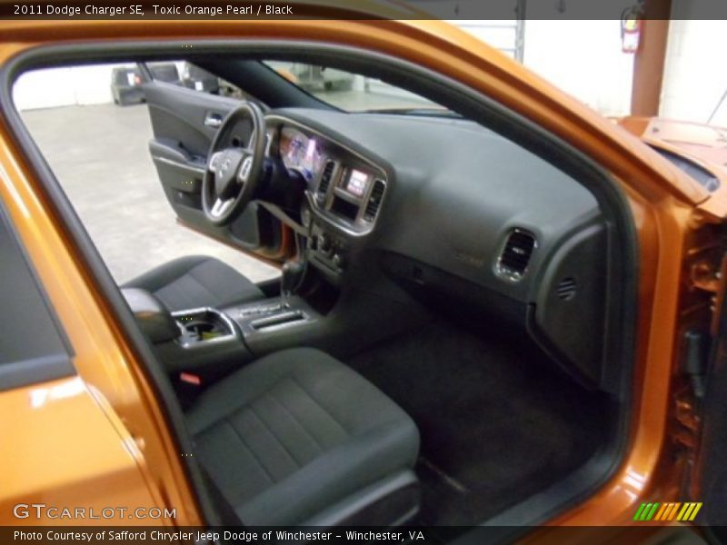 Toxic Orange Pearl / Black 2011 Dodge Charger SE