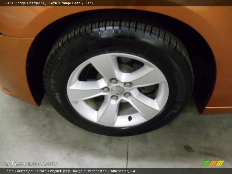 Toxic Orange Pearl / Black 2011 Dodge Charger SE