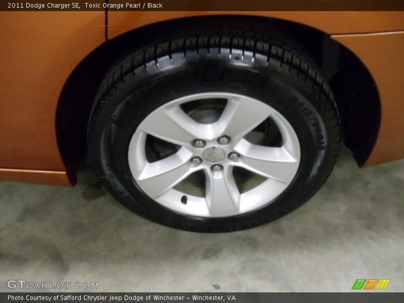 Toxic Orange Pearl / Black 2011 Dodge Charger SE
