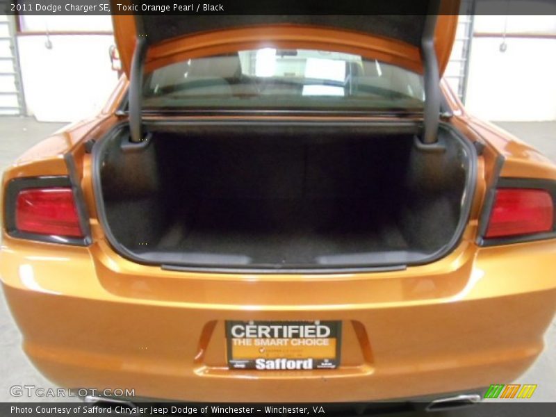 Toxic Orange Pearl / Black 2011 Dodge Charger SE