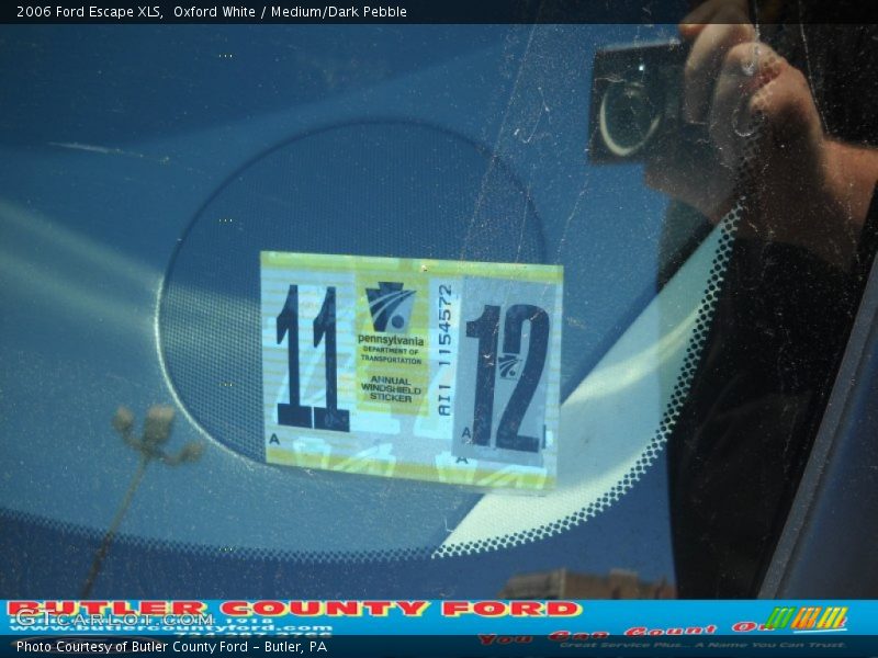 Oxford White / Medium/Dark Pebble 2006 Ford Escape XLS