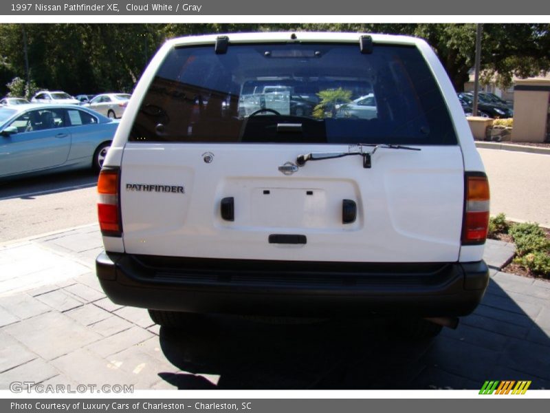 Cloud White / Gray 1997 Nissan Pathfinder XE