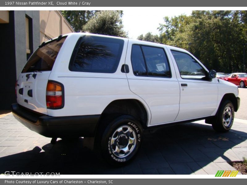 Cloud White / Gray 1997 Nissan Pathfinder XE