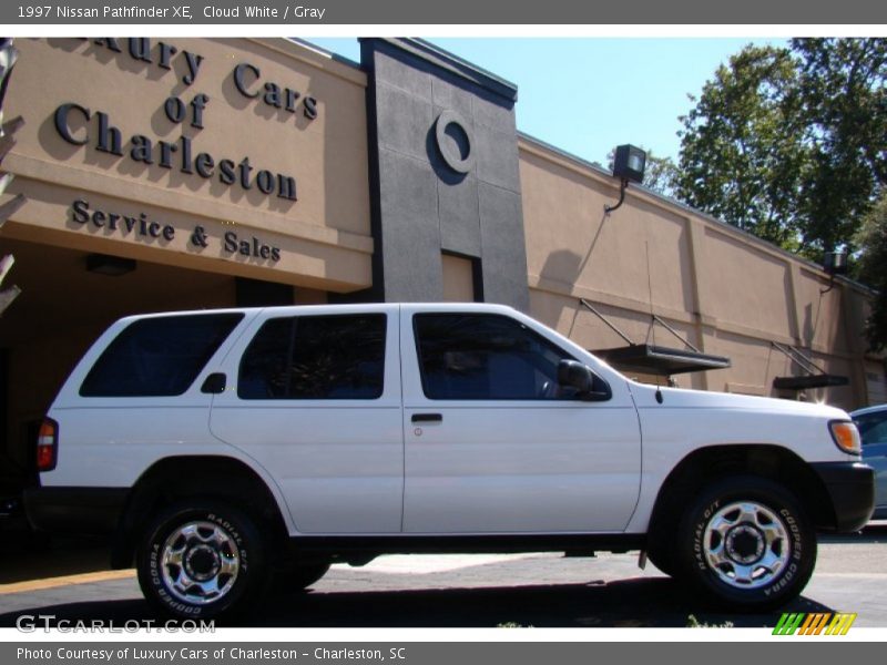 Cloud White / Gray 1997 Nissan Pathfinder XE