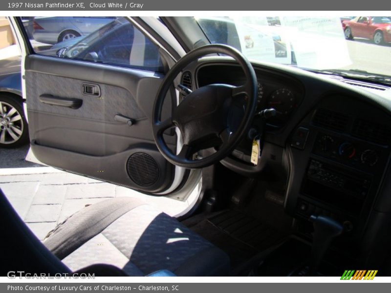 Cloud White / Gray 1997 Nissan Pathfinder XE