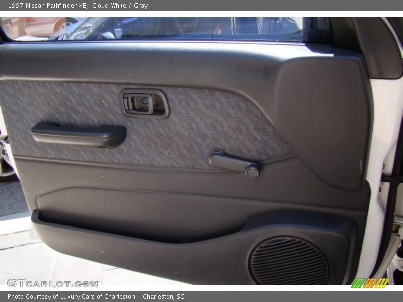 Cloud White / Gray 1997 Nissan Pathfinder XE