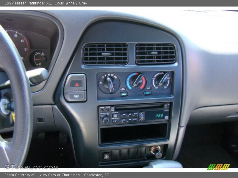 Cloud White / Gray 1997 Nissan Pathfinder XE