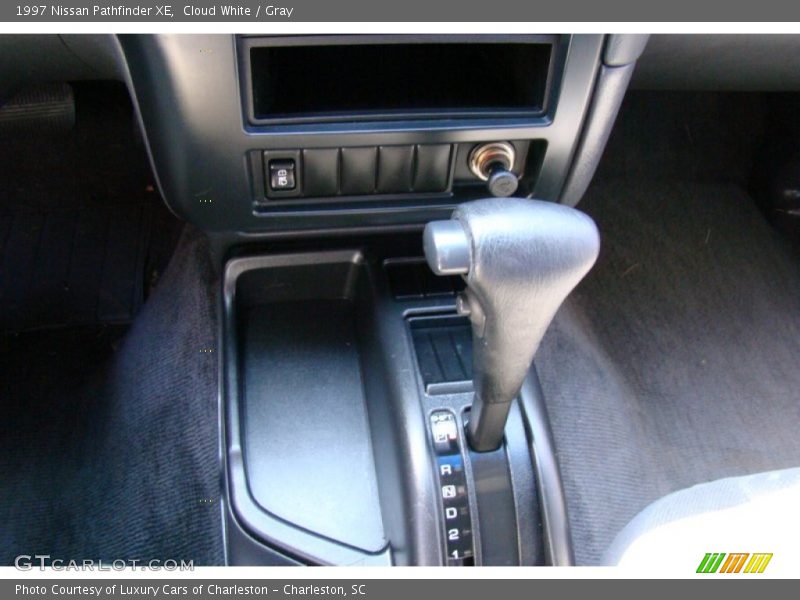 Cloud White / Gray 1997 Nissan Pathfinder XE