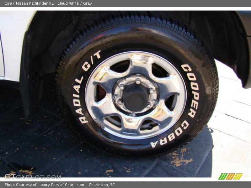 Cloud White / Gray 1997 Nissan Pathfinder XE