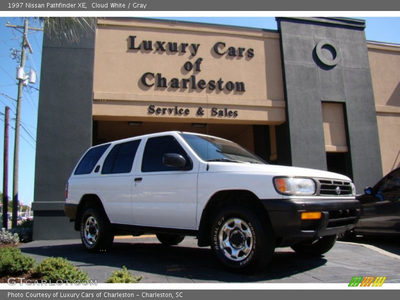 Cloud White / Gray 1997 Nissan Pathfinder XE