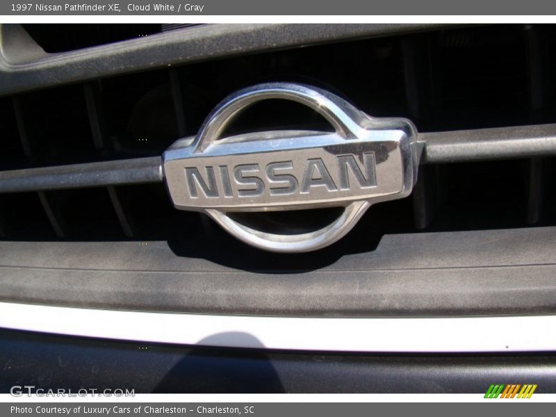 Cloud White / Gray 1997 Nissan Pathfinder XE